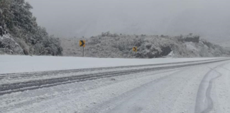 La mañana de este viernes 3 de octubre de 2025, Papallacta amaneció cubierta de nieve, especialmente en el sector conocido como La Virgen, donde la acumulación generó complicaciones para los conductores y bloqueos momentáneos en la vía.