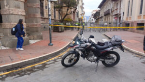 El Ejecutivo ecuatoriano informó que la caravana en la que viajaba el presidente Daniel Noboa fue agredida con piedras y palos por manifestantes durante el paro nacional convocado por la Conaie. Las autoridades calificaron el episodio como “intento de asesinato” y anunciaron cinco personas detenidas por su presunta responsabilidad en los hechos.