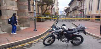 El Ejecutivo ecuatoriano informó que la caravana en la que viajaba el presidente Daniel Noboa fue agredida con piedras y palos por manifestantes durante el paro nacional convocado por la Conaie. Las autoridades calificaron el episodio como “intento de asesinato” y anunciaron cinco personas detenidas por su presunta responsabilidad en los hechos.