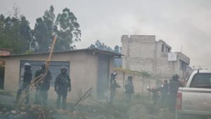 Este lunes 13 de octubre de 2025 marca la cuarta semana de protestas convocadas por la Conaie tras la eliminación del subsidio al diésel. En ese contexto, la provincia de Imbabura afronta una situación crítica: cerca de 36 km de vía bloqueada, especialmente en zonas clave como la Panamericana E-35 hacia Otavalo y los tramos de El Cajas.