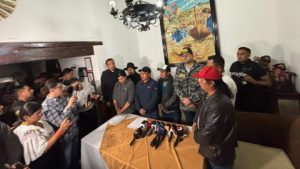 Después de más de cuatro horas de diálogo sostenido en Otavalo, los dirigentes indígenas de Imbabura y representantes del Ejecutivo llegaron a un pacto que marcó el levantamiento del paro que mantenía bloqueadas las vías de la provincia durante 23 días.
