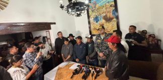 Después de más de cuatro horas de diálogo sostenido en Otavalo, los dirigentes indígenas de Imbabura y representantes del Ejecutivo llegaron a un pacto que marcó el levantamiento del paro que mantenía bloqueadas las vías de la provincia durante 23 días.
