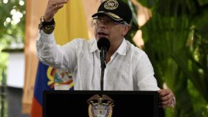 El Gobierno de Donald Trump anunció este domingo que dejará de otorgar ayuda financiera al gobierno de Gustavo Petro en Colombia, a quien calificó públicamente de “líder del narcotráfico”.