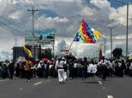 Comunidades rurales de Imbabura se volcaron este jueves a la vía E35 en la denominada “Marcha por la Dignidad”, convocada por la Confederación de Nacionalidades Indígenas del Ecuador (CONAIE) y la Unión de Organizaciones Campesinas e Indígenas de Cotacachi (UNORCAC).