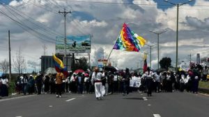 Comunidades rurales de Imbabura se volcaron este jueves a la vía E35 en la denominada “Marcha por la Dignidad”, convocada por la Confederación de Nacionalidades Indígenas del Ecuador (CONAIE) y la Unión de Organizaciones Campesinas e Indígenas de Cotacachi (UNORCAC).
