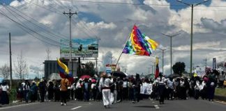 Comunidades rurales de Imbabura se volcaron este jueves a la vía E35 en la denominada “Marcha por la Dignidad”, convocada por la Confederación de Nacionalidades Indígenas del Ecuador (CONAIE) y la Unión de Organizaciones Campesinas e Indígenas de Cotacachi (UNORCAC).