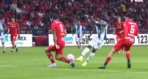 El delantero ecuatoriano Enner Valencia respondió con dos goles de jerarquía que pusieron el empate ante un rival que parecía tener controlado el partido, el capitán de la Selección ecuatoriana abandonó el campo con una molestia muscular.