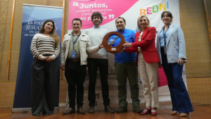 El 28 de octubre de 2025, en el auditorio Piedra Hall de la Prefectura de Chimborazo, la Fundación Redni, en convenio con el Centro de Atención a Víctimas de Violencia “Te Escucho” del HGADPCH, inauguró una nueva fase del programa de prevención de la desnutrición crónica infantil, con el objetivo de fortalecer la atención integral a madres gestantes de la provincia.