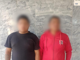 La Policía Nacional del Ecuador detuvo a dos individuos presuntamente involucrados en un intento de robo ocurrido en el sector conocido como La Estación, en Riobamba. El hecho se registró durante un patrullaje preventivo de este 28 de octubre, cuando los agentes fueron alertados sobre la presencia de los sospechosos que intentaban sustraer las pertenencias de dos mujeres que caminaban por la zona.