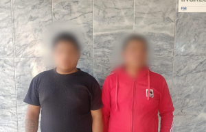 La Policía Nacional del Ecuador detuvo a dos individuos presuntamente involucrados en un intento de robo ocurrido en el sector conocido como La Estación, en Riobamba. El hecho se registró durante un patrullaje preventivo de este 28 de octubre, cuando los agentes fueron alertados sobre la presencia de los sospechosos que intentaban sustraer las pertenencias de dos mujeres que caminaban por la zona.