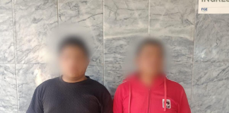 La Policía Nacional del Ecuador detuvo a dos individuos presuntamente involucrados en un intento de robo ocurrido en el sector conocido como La Estación, en Riobamba. El hecho se registró durante un patrullaje preventivo de este 28 de octubre, cuando los agentes fueron alertados sobre la presencia de los sospechosos que intentaban sustraer las pertenencias de dos mujeres que caminaban por la zona.