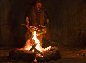 El volcán Chimborazo, símbolo de la identidad andina, sirve de escenario natural para la película “Shaman: Entre Dios y el Diablo”, una producción dirigida por el colombiano Antonio Negret. La cinta, que combina elementos de fe, misticismo y oscuridad, se estrenó el 30 de octubre en las salas de cine del país, destacando por su despliegue visual y su rodaje en locaciones ecuatorianas.