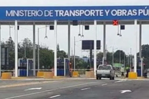 El presidente Daniel Noboa dispuso que los peajes administrados por el Estado sean gratuitos durante el feriado nacional, comprendido entre el 1 y el 4 de noviembre. La medida dispuesta por el presidente Daniel Noboa busca facilitar la movilidad, fomentar el turismo interno y dinamizar la economía nacional.