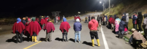 Una jornada de intensas movilizaciones sacude a la provincia de Chimborazo, donde comunidades indígenas concentradas principalmente en el cantón Alausí protagonizaron bloqueos en rutas clave del territorio andino, paralizando la movilidad interprovincial y elevando la tensión social.
