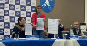 El Consejo Nacional Electoral (CNE) aclaró este 31 de octubre que unas papeletas encontradas por la Policía, presuntamente marcadas con la opción “No” del referendo y consulta popular 2025, no corresponden al material oficial de votación, sino a documentos utilizados para capacitaciones de los miembros de las Juntas Receptoras del Voto (JRV).