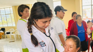 En una jornada dedicada al bienestar y la salud comunitaria, el Municipio de Riobamba, a través de la Dirección de Servicios Municipales y en coordinación con el Instituto Misael Acosta Solís, llevó a cabo una caravana médica y de alimentación en la comunidad El Troje, parroquia San Luis, con el apoyo de la reina de San Luis, Daniela Illicachi.