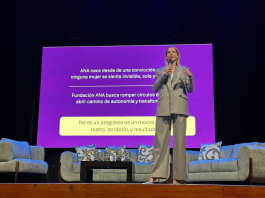 La ceremonia contó con la presencia de la Primera Dama de la Nación, Lavinia Valbonesi, quien destacó el papel transformador de las mujeres ecuatorianas en la construcción de una sociedad más equitativa. Junto a ella participaron la Viceministra de Gobierno, Justina Zambrano, la Gobernadora de Chimborazo, María José Del Pozo Larrea, embajadoras del Congreso, autoridades locales y nacionales, así como representantes de instituciones educativas, empresariales y de la sociedad civil. Durante el acto inaugural, se resaltó que el STEM Women Congress Ecuador constituye un espacio de reflexión, aprendizaje y compromiso que busca fortalecer el liderazgo femenino en la innovación y la ciencia, promover la equidad de género y generar oportunidades para el talento femenino en los sectores estratégicos del país. La Primera Dama, en su intervención, subrayó la importancia de brindar a las niñas y jóvenes acceso a la educación tecnológica y científica desde edades tempranas. “Cada vez que una mujer entra a un laboratorio, diseña una aplicación o lidera un proyecto, está cambiando la historia del Ecuador”, manifestó. Por su parte, la Viceministra Justina Zambrano enfatizó que este tipo de espacios fortalecen la agenda de igualdad impulsada por el Gobierno Nacional, al tiempo que incentivan la participación de más mujeres en carreras técnicas y científicas, tradicionalmente dominadas por hombres. La Gobernadora de Chimborazo, María José Del Pozo, expresó que la provincia se siente honrada de acoger un evento de esta magnitud, que promueve la formación de nuevas generaciones de mujeres líderes, investigadoras y emprendedoras.