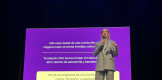 La ceremonia contó con la presencia de la Primera Dama de la Nación, Lavinia Valbonesi, quien destacó el papel transformador de las mujeres ecuatorianas en la construcción de una sociedad más equitativa. Junto a ella participaron la Viceministra de Gobierno, Justina Zambrano, la Gobernadora de Chimborazo, María José Del Pozo Larrea, embajadoras del Congreso, autoridades locales y nacionales, así como representantes de instituciones educativas, empresariales y de la sociedad civil. Durante el acto inaugural, se resaltó que el STEM Women Congress Ecuador constituye un espacio de reflexión, aprendizaje y compromiso que busca fortalecer el liderazgo femenino en la innovación y la ciencia, promover la equidad de género y generar oportunidades para el talento femenino en los sectores estratégicos del país. La Primera Dama, en su intervención, subrayó la importancia de brindar a las niñas y jóvenes acceso a la educación tecnológica y científica desde edades tempranas. “Cada vez que una mujer entra a un laboratorio, diseña una aplicación o lidera un proyecto, está cambiando la historia del Ecuador”, manifestó. Por su parte, la Viceministra Justina Zambrano enfatizó que este tipo de espacios fortalecen la agenda de igualdad impulsada por el Gobierno Nacional, al tiempo que incentivan la participación de más mujeres en carreras técnicas y científicas, tradicionalmente dominadas por hombres. La Gobernadora de Chimborazo, María José Del Pozo, expresó que la provincia se siente honrada de acoger un evento de esta magnitud, que promueve la formación de nuevas generaciones de mujeres líderes, investigadoras y emprendedoras.