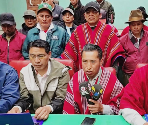 En Chimborazo, Guamote ya había decidido movilizarse y exigir la derogatoria del decreto que eliminó los subsidios. Horas antes de que el Gobierno Nacional alcanzara un acuerdo con organizaciones indígenas en Imbabura para suspender el paro, Guamote ya había tomado una postura firme. En una asamblea popular autoconvocada, los dirigentes de comunidades, transportistas, productores y jóvenes aprobaron doce resoluciones y anunciaron una marcha pacífica para el 17 de octubre, en rechazo al incremento diésel y a las políticas económicas.