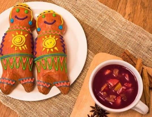 Los días 1 y 2 de noviembre, Riobamba se llenará de aromas a canela, mortiño y clavo de olor. En el marco de la conmemoración del Día de los Difuntos, la ciudad será escenario de una serie de actividades que revalorizan la tradición ecuatoriana de la colada morada y las guaguas de pan, platos emblemáticos que unen a las familias y rescatan la memoria de los antepasados.