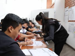 Con el objetivo de garantizar un proceso electoral transparente y eficiente, la provincia de Chimborazo avanza en la capacitación de los miembros de las Juntas Receptoras del Voto (JRV) para el Referéndum y Consulta Popular 2025. Más de nueve mil ciudadanos se capacitan como miembros de mesa en los diez cantones de la provincia, en el marco del proceso electoral previsto para el 16 de noviembre.