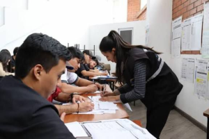 Con el objetivo de garantizar un proceso electoral transparente y eficiente, la provincia de Chimborazo avanza en la capacitación de los miembros de las Juntas Receptoras del Voto (JRV) para el Referéndum y Consulta Popular 2025. Más de nueve mil ciudadanos se capacitan como miembros de mesa en los diez cantones de la provincia, en el marco del proceso electoral previsto para el 16 de noviembre.