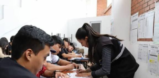 Con el objetivo de garantizar un proceso electoral transparente y eficiente, la provincia de Chimborazo avanza en la capacitación de los miembros de las Juntas Receptoras del Voto (JRV) para el Referéndum y Consulta Popular 2025. Más de nueve mil ciudadanos se capacitan como miembros de mesa en los diez cantones de la provincia, en el marco del proceso electoral previsto para el 16 de noviembre.