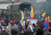 Ecuador vive su cuarta semana de protestas masivas, bloqueos de vías y confrontaciones con la fuerza pública. La Confederación de Nacionalidades Indígenas del Ecuador (CONAIE) confirmó que la convocatoria al paro nacional continúa, rechazando los acuerdos parciales alcanzados entre el Gobierno y algunas dirigencias locales de Imbabura. Según la organización indígena, estas negociaciones buscan dividir al movimiento y deslegitimar la protesta que ha movilizado a miles de familias en varias provincias del país.