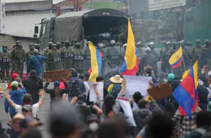 Ecuador vive su cuarta semana de protestas masivas, bloqueos de vías y confrontaciones con la fuerza pública. La Confederación de Nacionalidades Indígenas del Ecuador (CONAIE) confirmó que la convocatoria al paro nacional continúa, rechazando los acuerdos parciales alcanzados entre el Gobierno y algunas dirigencias locales de Imbabura. Según la organización indígena, estas negociaciones buscan dividir al movimiento y deslegitimar la protesta que ha movilizado a miles de familias en varias provincias del país.