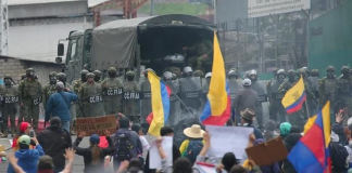 Ecuador vive su cuarta semana de protestas masivas, bloqueos de vías y confrontaciones con la fuerza pública. La Confederación de Nacionalidades Indígenas del Ecuador (CONAIE) confirmó que la convocatoria al paro nacional continúa, rechazando los acuerdos parciales alcanzados entre el Gobierno y algunas dirigencias locales de Imbabura. Según la organización indígena, estas negociaciones buscan dividir al movimiento y deslegitimar la protesta que ha movilizado a miles de familias en varias provincias del país.