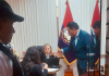 La prefecta subrogante Mónica Loza denunció el ingreso irregular del funcionario suspendido y anunció acciones legales, en medio de un ambiente de tensión política y administrativa.
