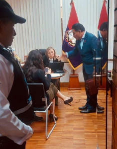La prefecta subrogante Mónica Loza denunció el ingreso irregular del funcionario suspendido y anunció acciones legales, en medio de un ambiente de tensión política y administrativa.