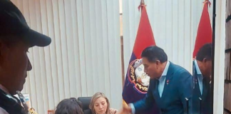 La prefecta subrogante Mónica Loza denunció el ingreso irregular del funcionario suspendido y anunció acciones legales, en medio de un ambiente de tensión política y administrativa.