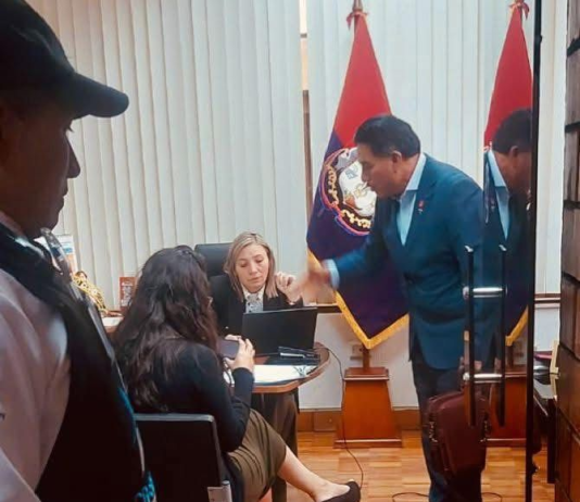 La prefecta subrogante Mónica Loza denunció el ingreso irregular del funcionario suspendido y anunció acciones legales, en medio de un ambiente de tensión política y administrativa.