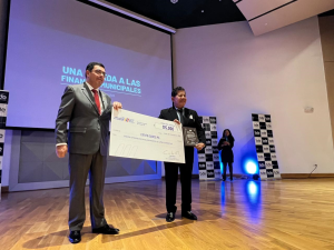 El Banco de Desarrollo del Ecuador (BDE) reconoció a los Gobiernos Autónomos Descentralizados (GAD) con mejor desempeño fiscal. En esta edición, los reconocimientos se dividieron por estratos, tomando en cuenta la categoría y operatividad de cada GAD. Durante el evento, se entregaron incentivos económicos por un monto que bordea los 135.000 dólares, como estímulo a las gestiones más sostenibles, transparentes y planificadas del país.