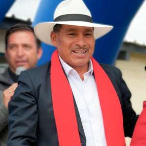 El prefecto de Chimborazo, Hermel Tayupanda, atraviesa uno de los momentos más críticos de su administración. Una resolución del Tribunal Contencioso Electoral (TCE) dispuso la suspensión de sus derechos de participación política por tres meses, tras confirmarse una infracción electoral grave. Pero el caso, lejos de cerrarse, ha derivado en una cadena de conflictos institucionales, errores administrativos y tensiones políticas que hoy mantienen a la provincia en vilo.