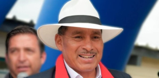El prefecto de Chimborazo, Hermel Tayupanda, atraviesa uno de los momentos más críticos de su administración. Una resolución del Tribunal Contencioso Electoral (TCE) dispuso la suspensión de sus derechos de participación política por tres meses, tras confirmarse una infracción electoral grave. Pero el caso, lejos de cerrarse, ha derivado en una cadena de conflictos institucionales, errores administrativos y tensiones políticas que hoy mantienen a la provincia en vilo.
