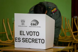 El Consejo Nacional Electoral (CNE) confirmó este jueves 23 de octubre de 2025 que se mantendrá la prohibición de tomar fotografías a las papeletas durante el referendo y la consulta popular. La medida, que ya fue aplicada en procesos anteriores, busca asegurar el principio de confidencialidad del voto ciudadano.