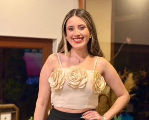 Guano vivió una noche mágica llena de emoción y orgullo. En medio de los festejos por los 180 años de cantonización, los aplausos, luces y sonrisas se unieron para recibir a su nueva soberana, María Daniela Andrade Moyano, una joven que representa la belleza, inteligencia y el espíritu solidario del pueblo guaneño.