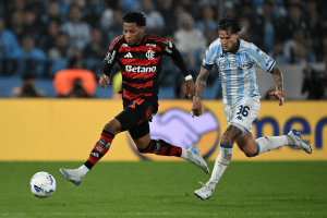 En Avellaneda, Flamengo resistió con un hombre menos y sostuvo la mínima ventaja obtenida en Río de Janeiro y eliminó a Racing para avanzar a la gran final de la Copa Libertadores. El 1-0 global fue suficiente para que el “Mengao” vuelva a instalarse en una definición continental.