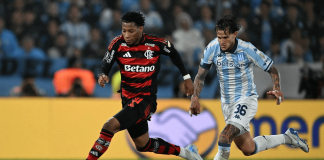 En Avellaneda, Flamengo resistió con un hombre menos y sostuvo la mínima ventaja obtenida en Río de Janeiro y eliminó a Racing para avanzar a la gran final de la Copa Libertadores. El 1-0 global fue suficiente para que el “Mengao” vuelva a instalarse en una definición continental.