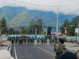 Veinticuatro días de protestas, carreteras bloqueadas, enfrentamientos entre policías y ciudadanos y algunas ciudades paralizadas. Ecuador atraviesa uno de los momentos críticos de su historia reciente. Lo que comenzó como un reclamo económico terminó convirtiéndose en una crisis que ha puesto en jaque la estabilidad del Gobierno, ha tensado las relaciones entre el Estado y los pueblos indígenas, y ha dejado a ciudadanos atrapados entre la incertidumbre y el miedo.