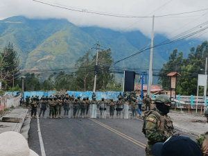 Veinticuatro días de protestas, carreteras bloqueadas, enfrentamientos entre policías y ciudadanos y algunas ciudades paralizadas. Ecuador atraviesa uno de los momentos críticos de su historia reciente. Lo que comenzó como un reclamo económico terminó convirtiéndose en una crisis que ha puesto en jaque la estabilidad del Gobierno, ha tensado las relaciones entre el Estado y los pueblos indígenas, y ha dejado a ciudadanos atrapados entre la incertidumbre y el miedo.