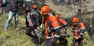 La tierra volvió a ceder en el cantón Alausí, recordando el constante peligro que enfrentan las comunidades asentadas en las zonas de riesgo. En la comunidad San Antonio, parroquia Achupallas, un niño de apenas nueve años perdió la vida tras quedar sepultado por un deslizamiento de tierra. Otros dos menores resultaron heridos mientras pastoreaban animales en una ladera, sin imaginar que el suelo bajo sus pies se desplomaría repentinamente.
