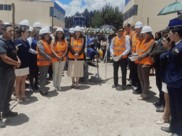 Este 22 de octubre, la Universidad Nacional de Chimborazo (UNACH) dio un paso en su infraestructura educativa con la colocación de la primera piedra del edificio de Tecnología e Innovación, ubicado en el Campus Norte. La actividad forma parte de los eventos conmemorativos por los 30 años de la institución y reunió a autoridades universitarias, representantes del Gobierno y estudiantes.