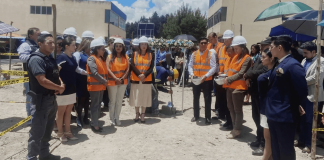 Este 22 de octubre, la Universidad Nacional de Chimborazo (UNACH) dio un paso en su infraestructura educativa con la colocación de la primera piedra del edificio de Tecnología e Innovación, ubicado en el Campus Norte. La actividad forma parte de los eventos conmemorativos por los 30 años de la institución y reunió a autoridades universitarias, representantes del Gobierno y estudiantes.