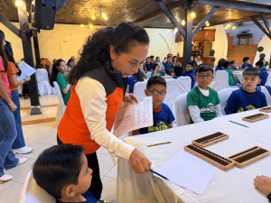 El Campeonato Aloha Riobamba 2025 se llevó a cabo con gran éxito la tarde del 24 de octubre en un ambiente lleno de entusiasmo, espíritu competitivo y familiaridad. El evento tuvo como objetivo fortalecer las habilidades mentales de los niños que representarán a Chimborazo en el próximo campeonato nacional.