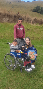 Cinthya de Lourdes Flores, nacida en la provincia de Bolívar, Ecuador, es una joven de 18 años destacada por su dedicación, carisma y compromiso con su comunidad. Actualmente cursa la carrera de Odontología en la Universidad Autónoma de Los Andes (UNIANDES), donde se prepara para convertirse en una profesional al servicio de la salud y el bienestar de las personas.