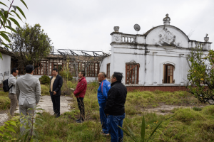 La emblemática Casa-Mansión de Villa María, una edificación que data de 1900 y que durante décadas ha estado en el abandono, es hoy un escenario de un conflicto. Lo que debía ser un proyecto de recuperación patrimonial terminó derivando en un enfrentamiento por la propiedad del inmueble.