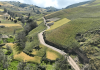 La Prefectura de Bolívar, liderada por el prefecto Aníbal Coronel Monar, concluyó los trabajos de mantenimiento vial en el tramo Illapa – Verdetingo, perteneciente a la parroquia Santa Fe del cantón Guaranda. La obra beneficia a comunidades agrícolas y fortalece la conexión entre los cantones Guaranda y Chimbo.
